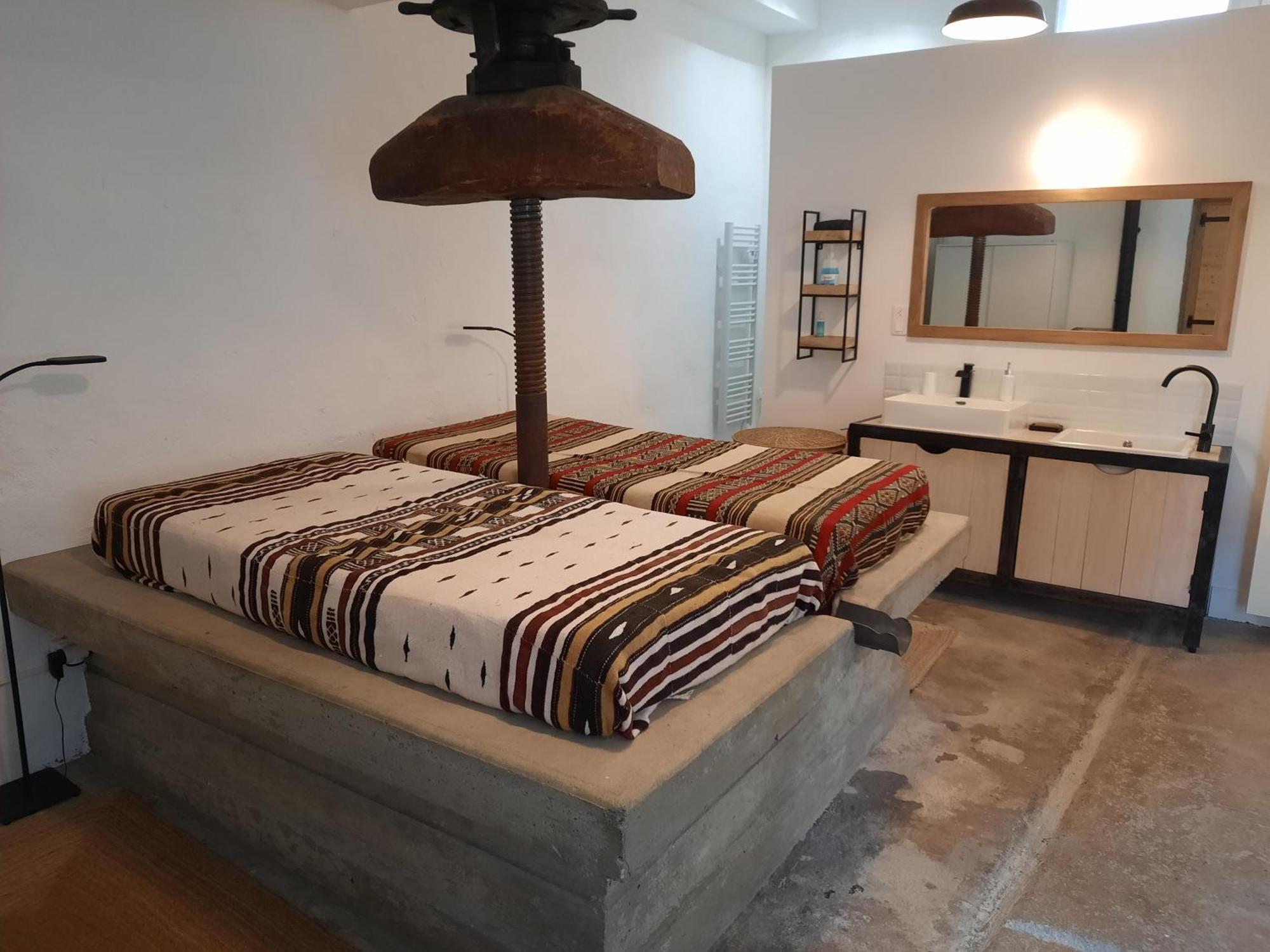 Montagnieu  Dormir Au Pressoir מראה חיצוני תמונה
